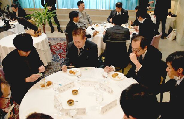 バイヤーらが参加して行われた「もてコロ」の試食会