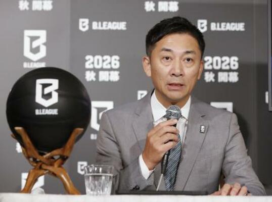 バスケットボールの「Bリーグ・プレミア」の第1弾の参入クラブを発表する島田慎二チェアマン=2024年10月、東京都内のホテル
