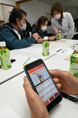実際にアプリを試してみる参加者ら