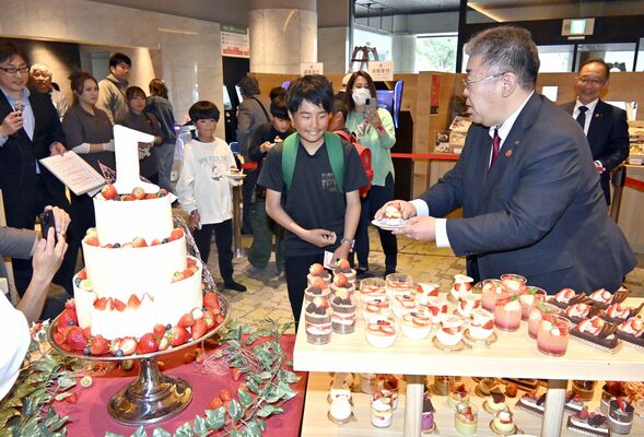特製ケーキを子どもたちに手渡す中村市長（手前右）