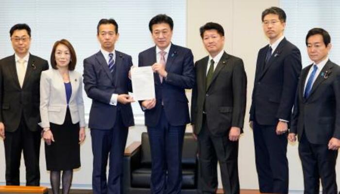 防衛装備品の輸出ルール緩和を巡り、中道改革連合、立憲民主、公明3党の政調会長らから提言を受ける木原官房長官(中央)=13日午前、国会