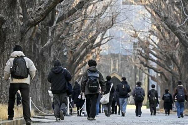 　大学入学共通テストの会場に向かう受験生＝１７日、東京都文京区の東大