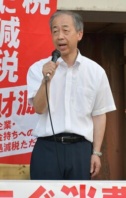 街頭演説で支持を訴える福田氏＝20日午後、ＪＲ宇都宮駅西口
