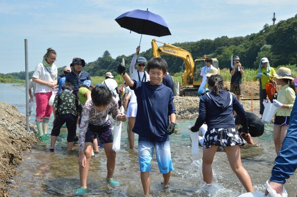 アユをつかみ喜ぶ参加者
