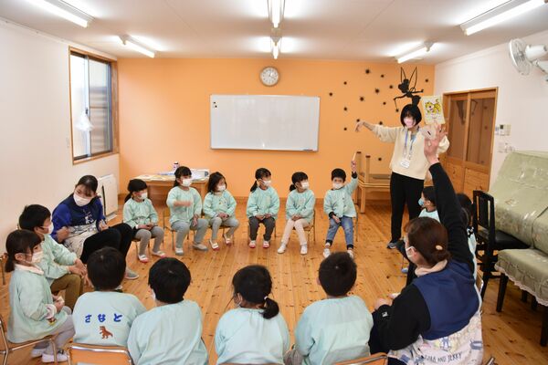 英語を学ぶ今市幼稚園の園児ら