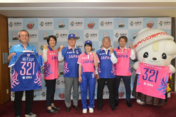佐野市役所を訪れ、新しくなったクリケット女子日本代表のユニホームを披露した柿沼選手（中央）ら