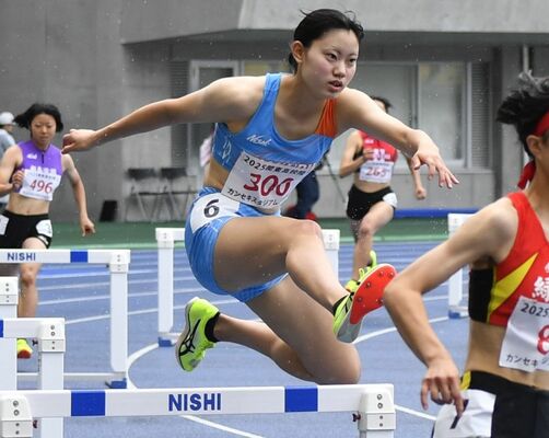 女子４００メートル障害で県高校記録を更新して優勝した鈴木（白鴎足利）＝カンセキスタジアムとちぎ、鈴木航撮影