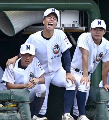 ９回、逆転を信じてベンチから声援を送る佐野日大の主戦・洲永（中央）＝エイジェックスタジアム、森田大地撮影