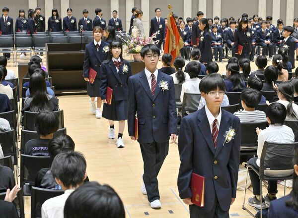証書を手に会場を後にする卒業生＝19日午前11時20分、宇都宮市宮みらい