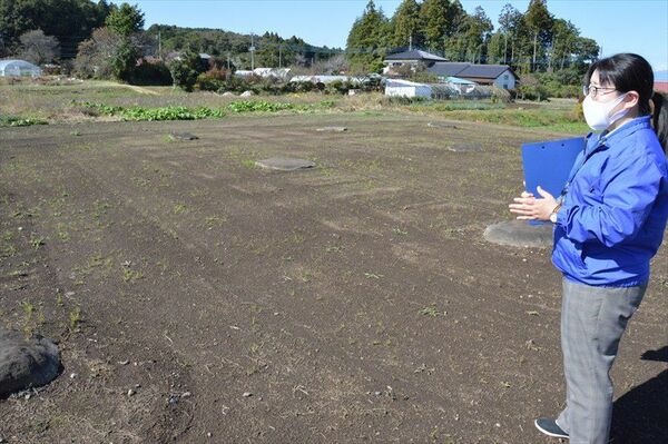 那須官衙遺跡の正倉跡を解説する菊池学芸員