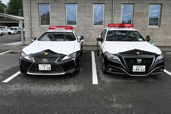 レクサスLC500(左)と通常業務で使われるクラウンのパトカー