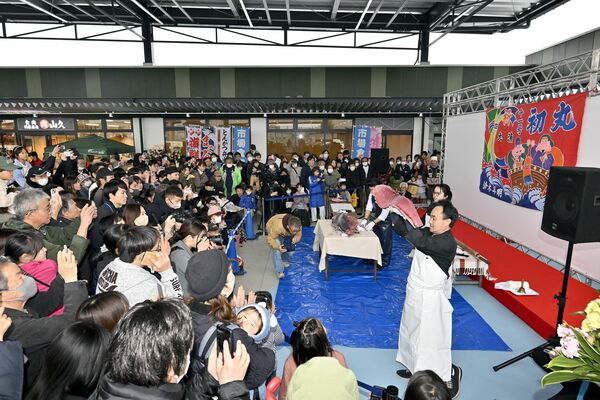 「食の広場」に集まった大勢の来場客の前で行われた本マグロの解体ショー