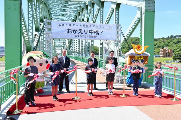市内の小学生により行われたテープカット