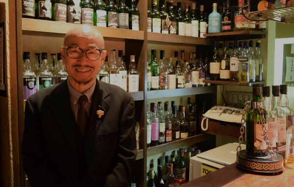 「マニアが喜ぶウイスキーがそろっています」と話す福田さん