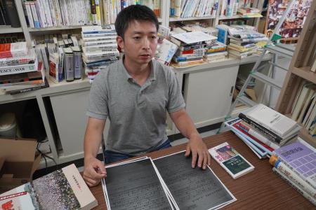 取材に答える沖縄国際大の野添文彬教授＝８月２２日、沖縄県宜野湾市の沖縄国際大研究室