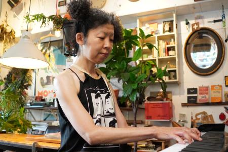 　行きつけのカフェでピアノを弾く稲垣えみ子＝東京都目黒区のＵｎｄｅｒ　ｔｈｅ　ｍａｔ
