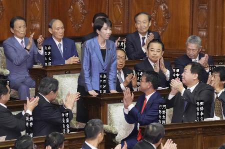 　衆院本会議で第104代首相に指名され、起立する自民党の高市早苗総裁。憲政史上初となる女性首相が誕生した＝10月21日