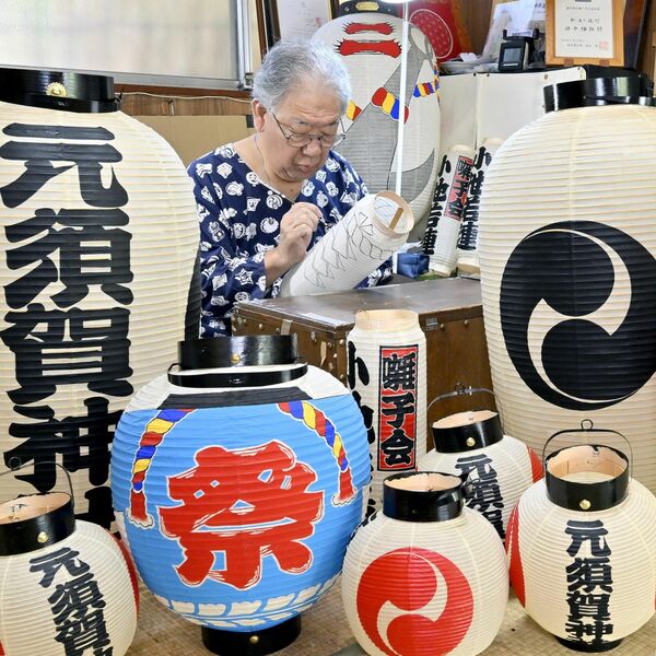 夏祭りや盆に向け 栃木でちょうちん作り最盛期 北関東一円から注文