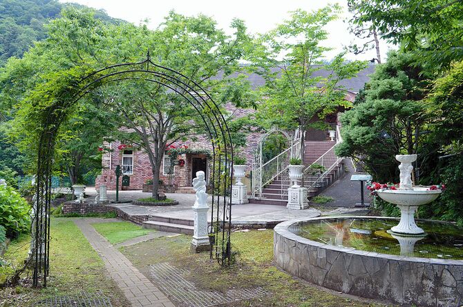 レストランや宿泊受付などがあるレンガ造りの本館