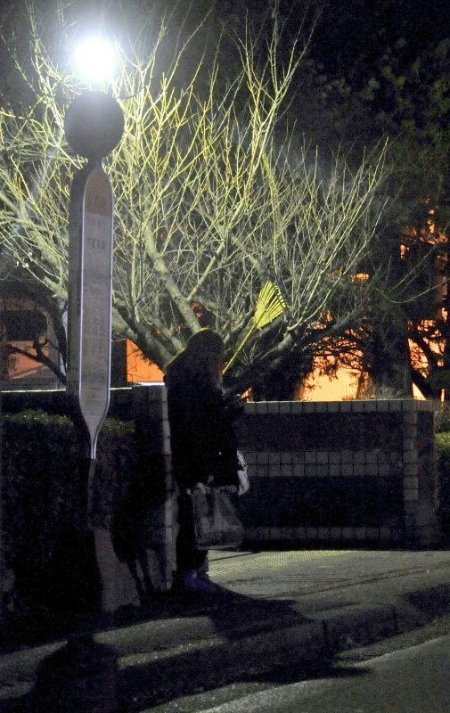 働きながら高校卒業を目指す未来さん。授業を終え、電車とバスを乗り継ぎ帰宅するのは深夜になる＝１月末、宇都宮市内