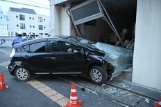 小山で乗用車がビルに衝突