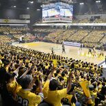 日本一懸けたＢリーグＣＳ開幕　宇都宮・日環アリーナ、黄色に染まる観客席…