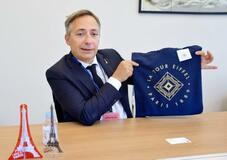 仏エッフェル塔、客増加目指さず