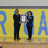 イチョウの折り紙1万2180枚で展示物、上三川町がギネス記録 町民ら制作、青と黄で「ORIGAMI」の文字