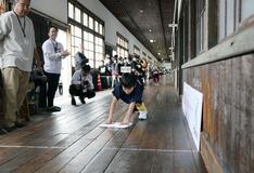 雑巾がけレースに１５０人