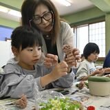 お母さんへの感謝、花に込め　さくらでフラワーアレンジメント講座　小中学生19人が挑戦