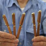 日光杉並木使った手作りボールペン　県生誕150年とＧ７記念で販売　矢板の関谷さん