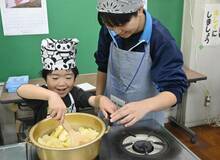 名産リンゴでパイ作り