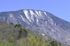 日光連山で珍しい5月冠雪、男体山で登山者が見た景色は？　荒天で冬の装いに逆戻り