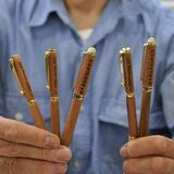 日光杉並木使った手作りボールペン　県生誕150年とＧ７記念で販売　矢板の関谷さん