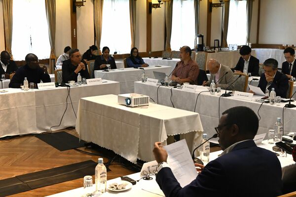 声明文の採択に向けて議論する出席者たち
