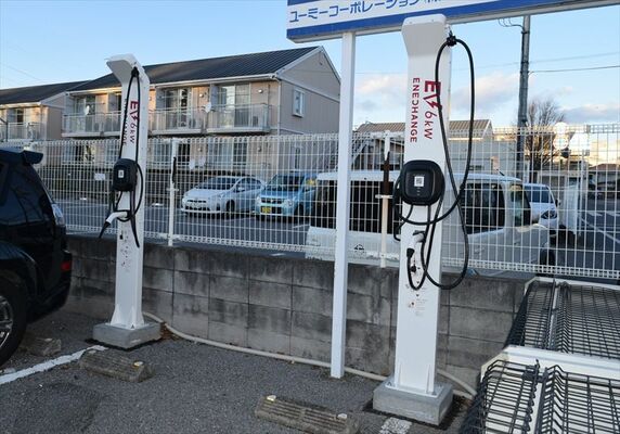 マンション駐車場に設置されたＥＶ充電器＝宇都宮市