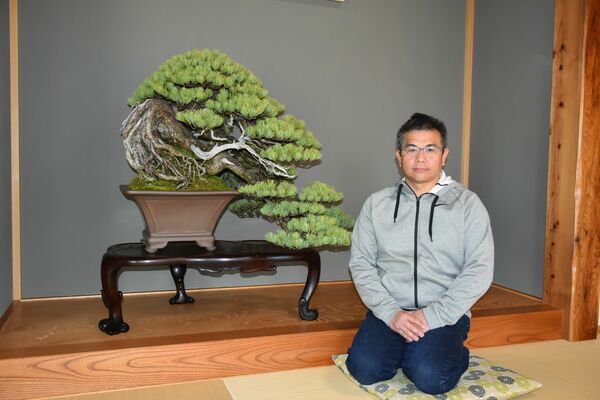 文部科学大臣賞を受賞した五葉松と藤川さん