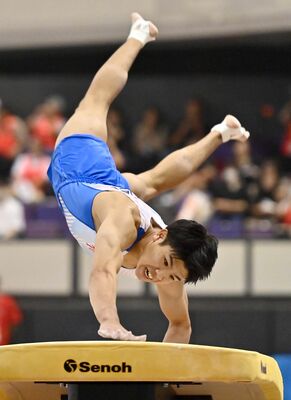 体操少年男子団体総合　準優勝した作新学院高・柏木の跳馬の演技＝鹿児島市の西原商会アリーナ