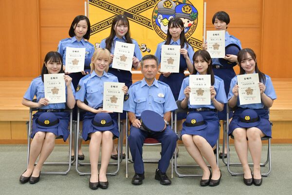 吉村警務課長（中央）から委嘱状を受け取った俳優ら＝３日午前、宇都宮市若草２丁目