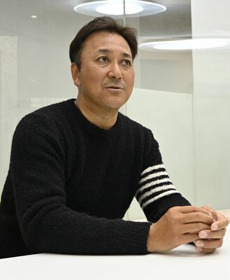 インタビューに応じる中日・落合英二２軍監督＝宇都宮市