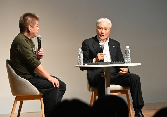 堀江氏（左）に本県の魅力を語る福田知事＝11日午前、宇都宮市