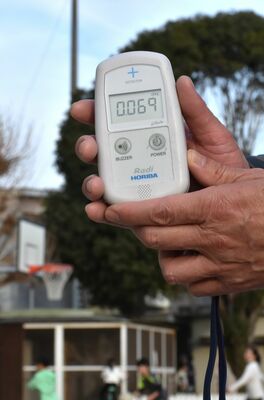 宇都宮市中央小で使われている空間放射線量の測定機器＝20日午後、同市中央本町