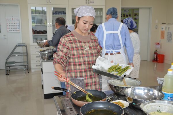 思川沿いで採れた野草を調理する参加者ら