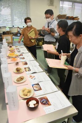 できあがった料理を評価する審査員たち