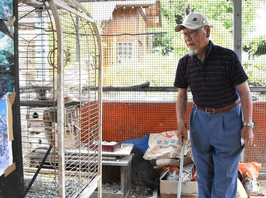 毎朝ボランティアで鳥のえさやりと掃除を行う伊藤さん