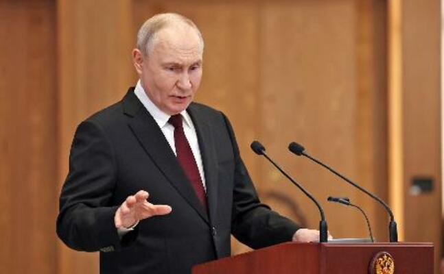 記者会見するロシアのプーチン大統領=29日、カザフスタン・アスタナ(ロシア大統領府提供・共同)