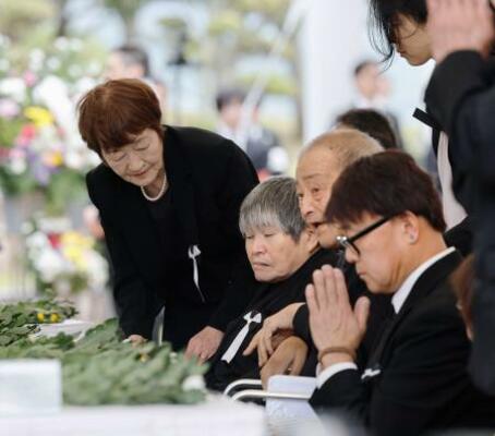 　水俣病犠牲者慰霊式で献花する参列者＝１日午後、熊本県水俣市