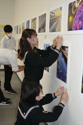 写真展の準備をするあしもり隊写真部のメンバー