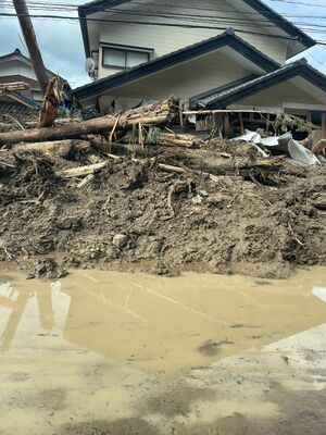 住宅街に堆積した土砂の片付け作業に当たった現場（石川さん提供）