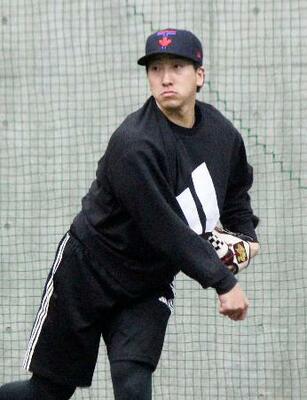 キャッチボールで調整する巨人の大勢=ジャイアンツ球場